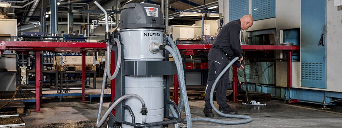 Nilfisk industrial vacuum cleaner metal industry OIL230