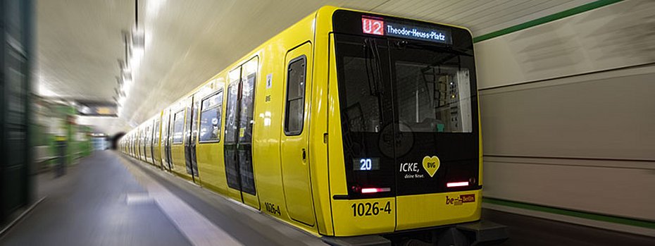 Graffiti protective paint for rail vehicles