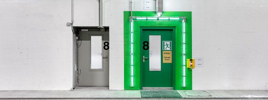 Saving paint on door and gate systems thanks to electrostatic guns