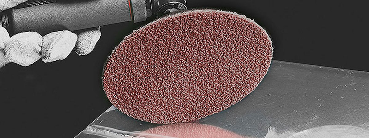 Clamping Lukas-Erzett self-clamping sanding sheets without tools