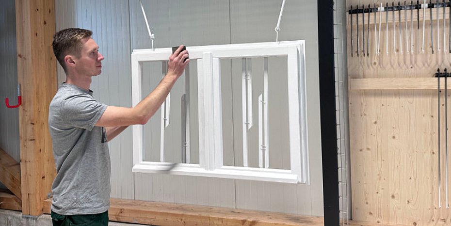 Coating windows and doors with spray robots