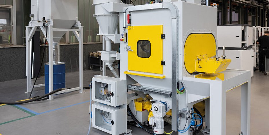 Injection-molded components Blasting deburring