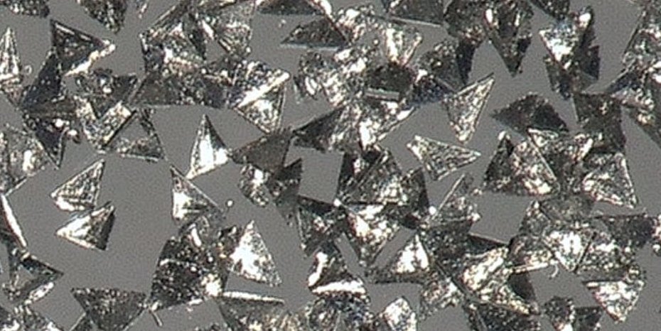 Plastic surfaces with a metallic effect, free of flow lines, pigments