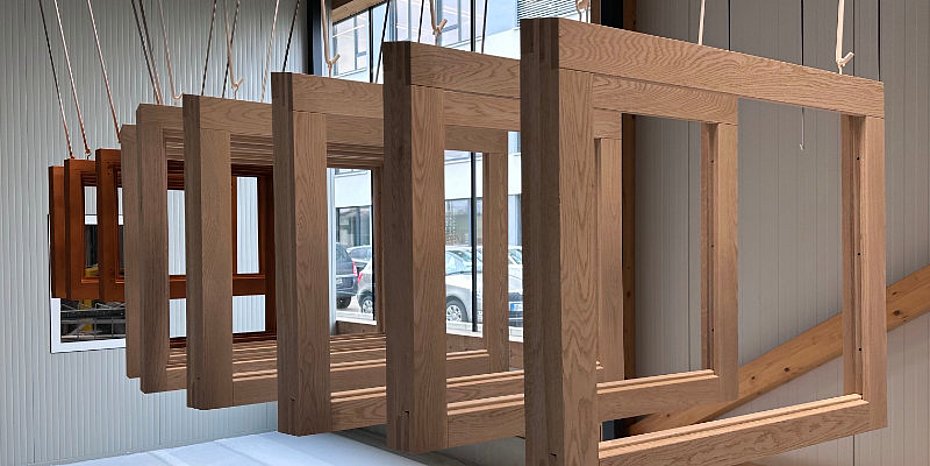 Coating windows and doors with spray robots