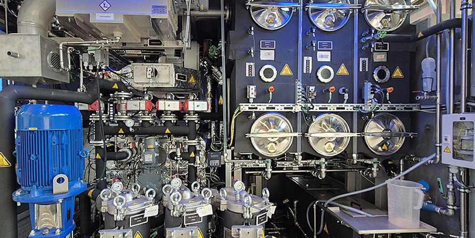 Pressure change process REF cleaning systems for aviation