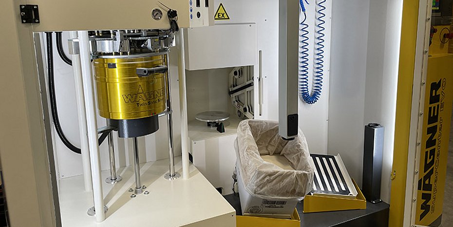 Powder coating of non-metallic workpieces