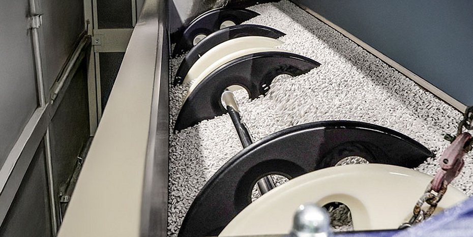 Fully automated mass finishing system Plasticizing screws