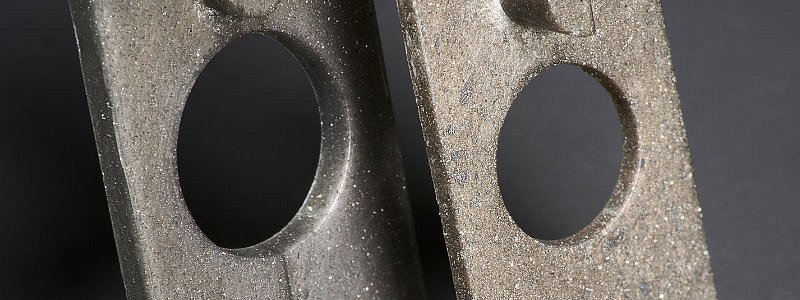 Plastic surfaces with a metallic effect, free of flow lines, pigments
