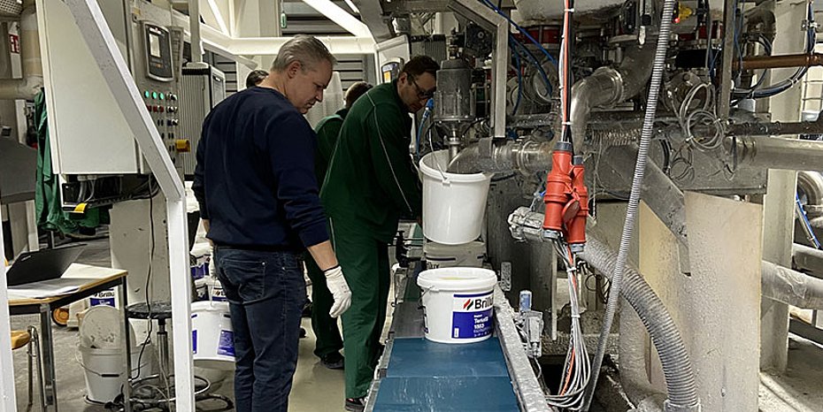 Checkweighing paint and plaster manufacturers